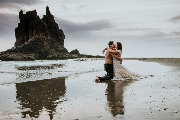 Postboda, trash the dress, Anaga Tenerife. Juanjo Velázquez Fotógrafo. fotógrafo de bodas Tenerife. Qué hacer con el vestido de novia.